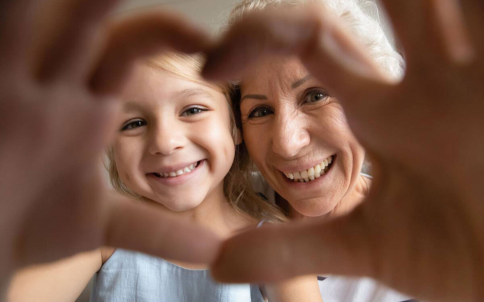 Loin des yeux, près du cœur : nos 7 astuces pour garder le lien avec vos aînés