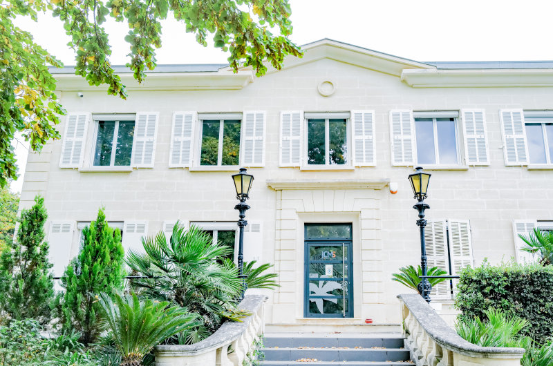 Entrée très cossue d'une résidence, maison de retraite, EHPAD en région PACA de JCM Santé